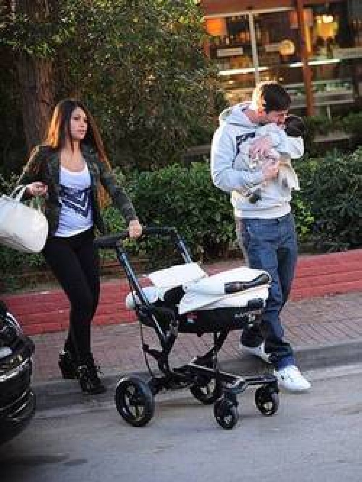 GALERIE FOTO » Messi a ieşit la plimbare cu fiul său  » Primele imagini cu Thiago, surprinse de paparazzii spanioli