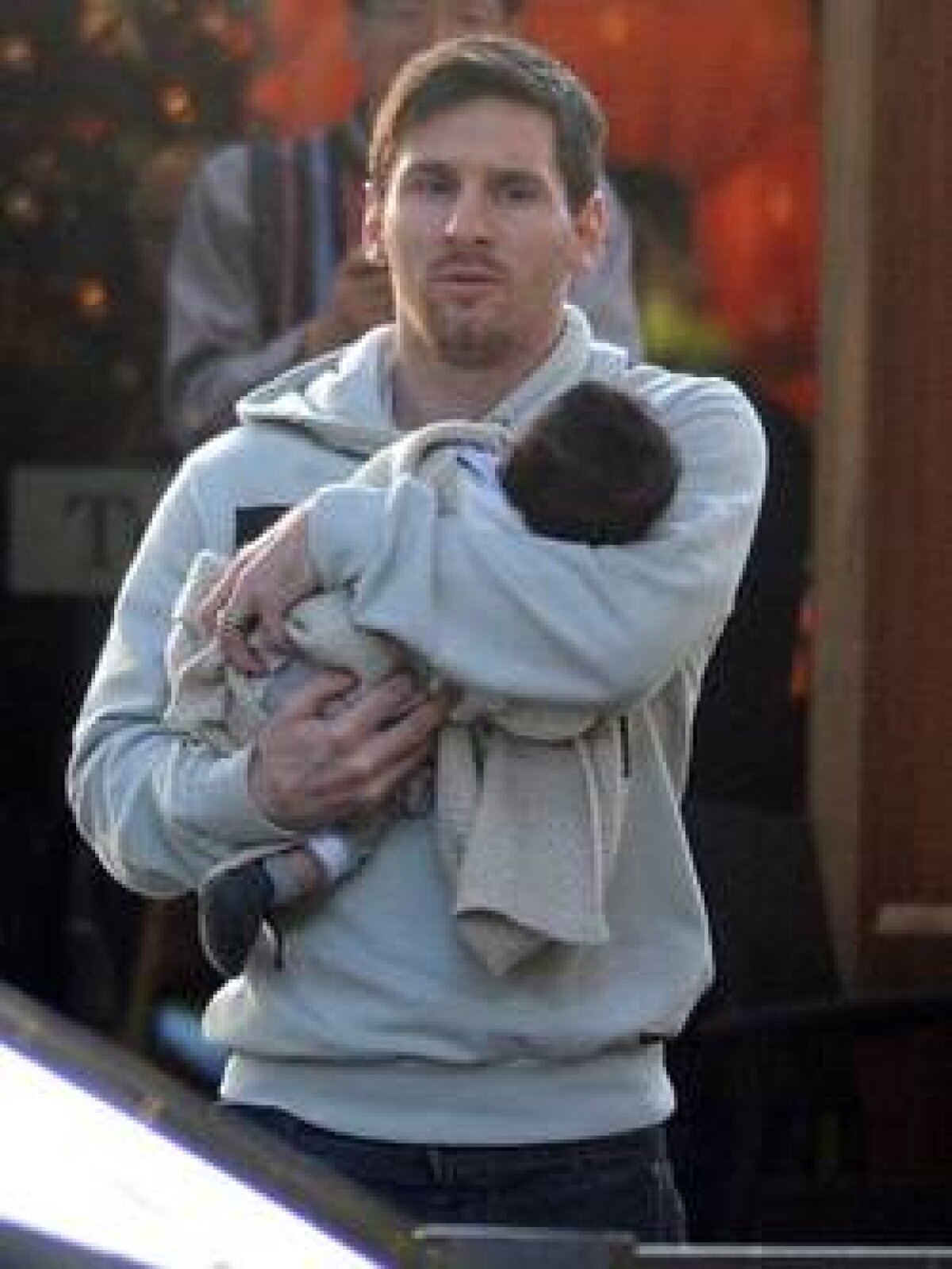 GALERIE FOTO » Messi a ieşit la plimbare cu fiul său  » Primele imagini cu Thiago, surprinse de paparazzii spanioli