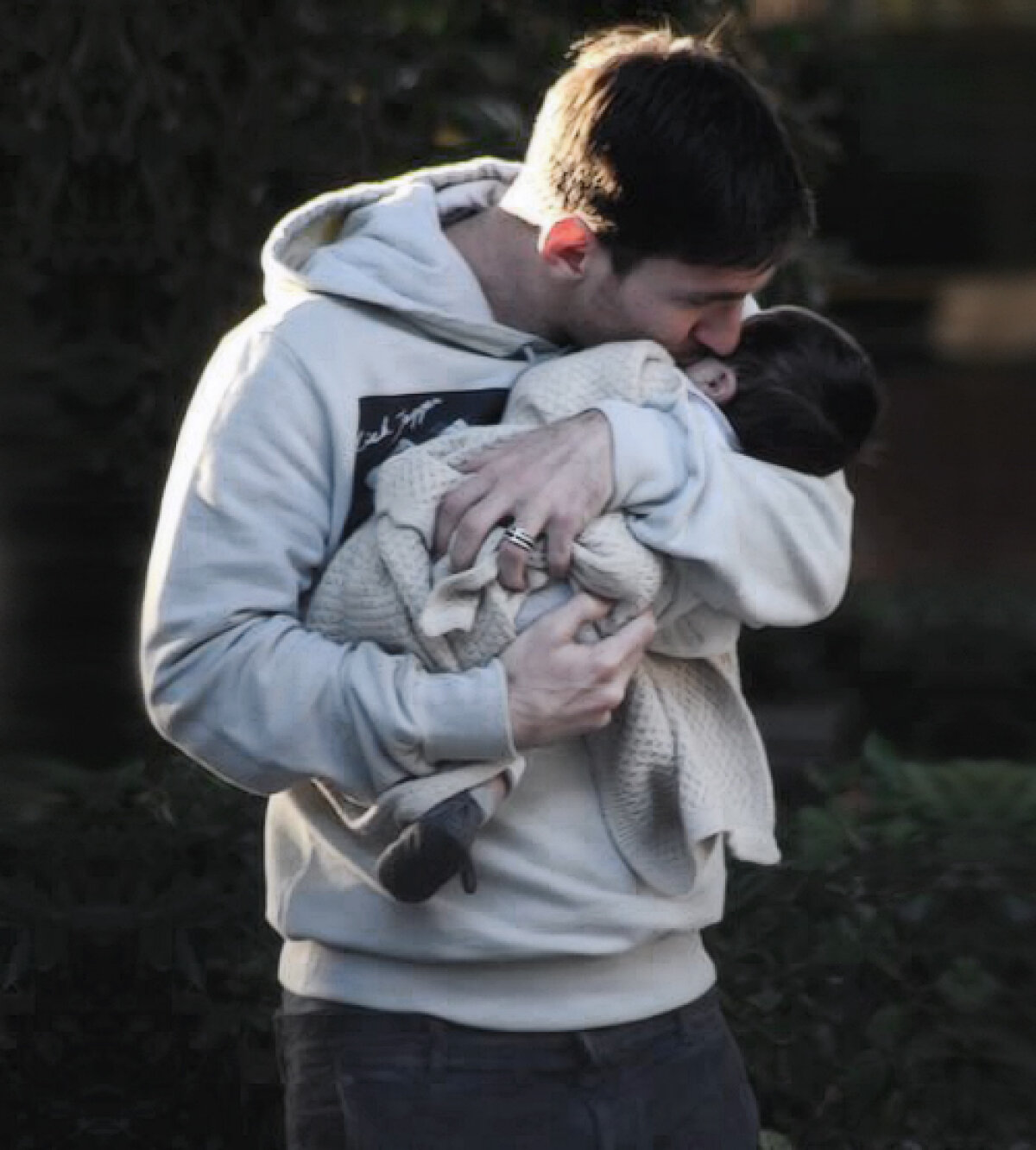 GALERIE FOTO » Messi a ieşit la plimbare cu fiul său  » Primele imagini cu Thiago, surprinse de paparazzii spanioli