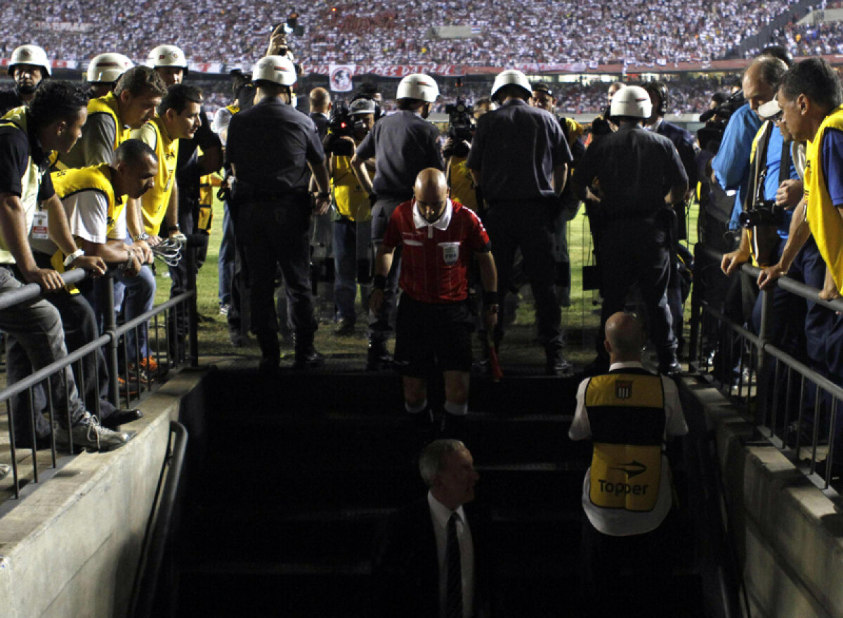 VIDEO Le-au pus pistolu-n piept! » Finala Sao Paulo - Tigre abandonată la pauză. Oaspeţii, ameninţaţi cu arma şi bătuţi la vestiar!