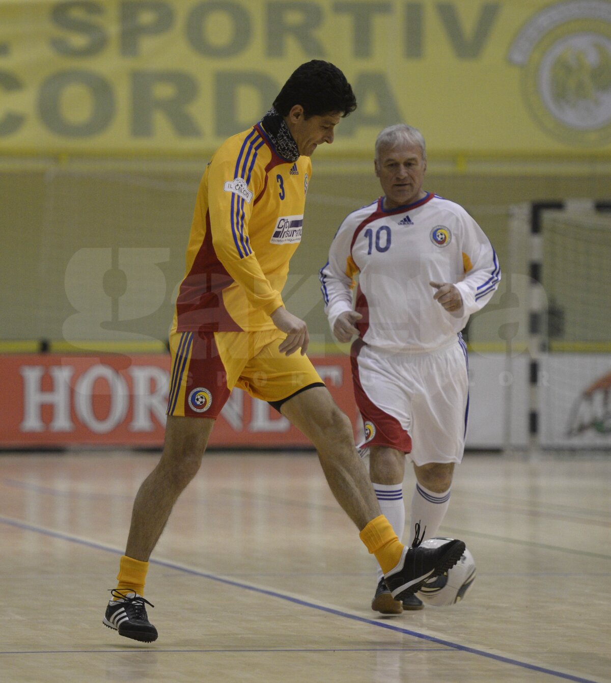 FOTO Italia - România la old-boys, transformat în ... "Galbeni" contra "Albi"! Doar un campion mondial prezent la joc