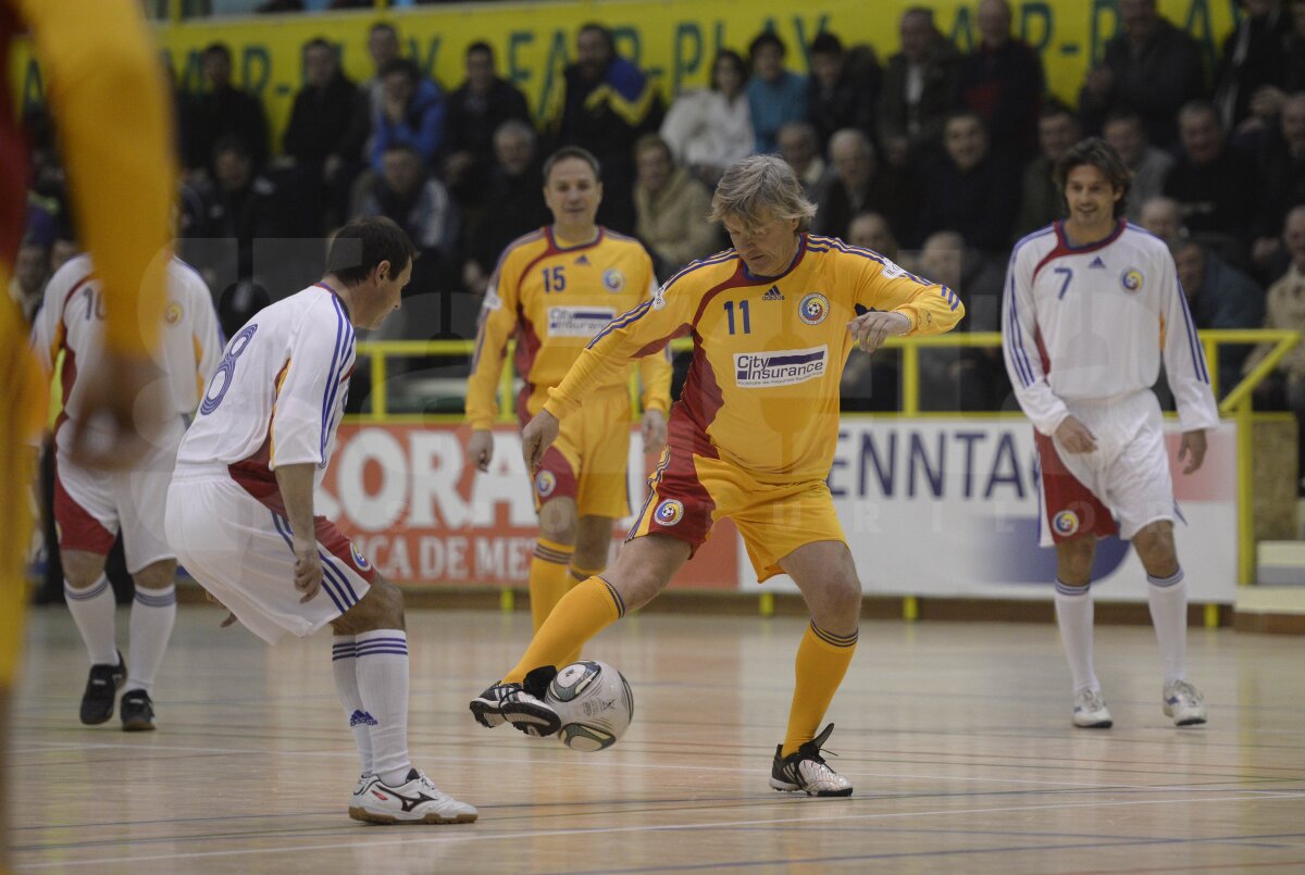 FOTO Italia - România la old-boys, transformat în ... "Galbeni" contra "Albi"! Doar un campion mondial prezent la joc