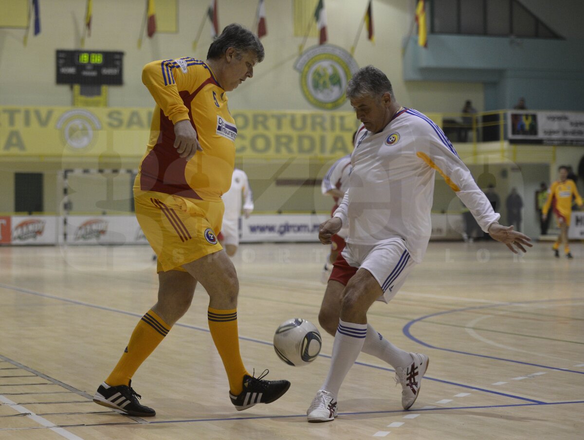 FOTO Italia - România la old-boys, transformat în ... "Galbeni" contra "Albi"! Doar un campion mondial prezent la joc