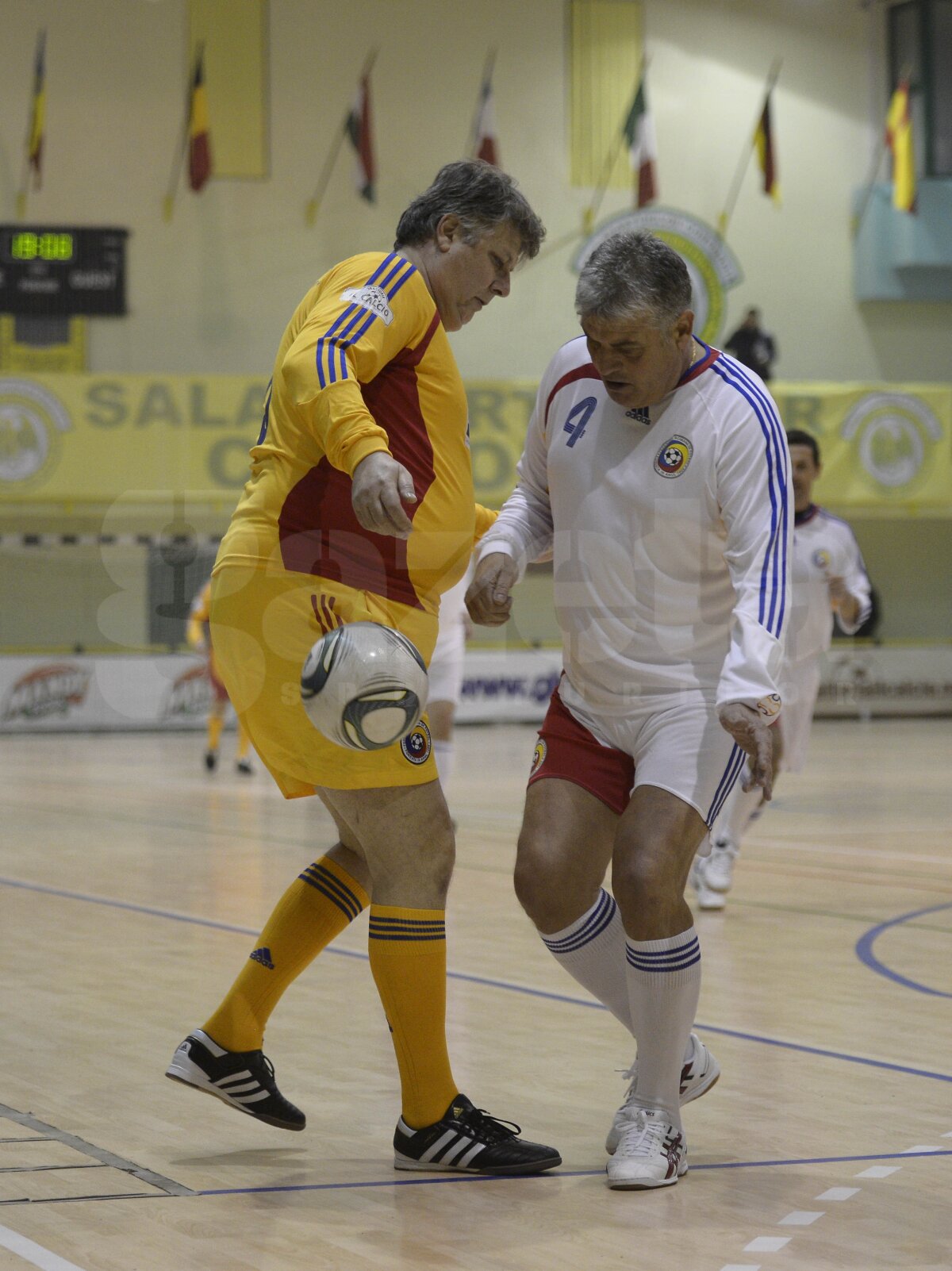 FOTO Italia - România la old-boys, transformat în ... "Galbeni" contra "Albi"! Doar un campion mondial prezent la joc