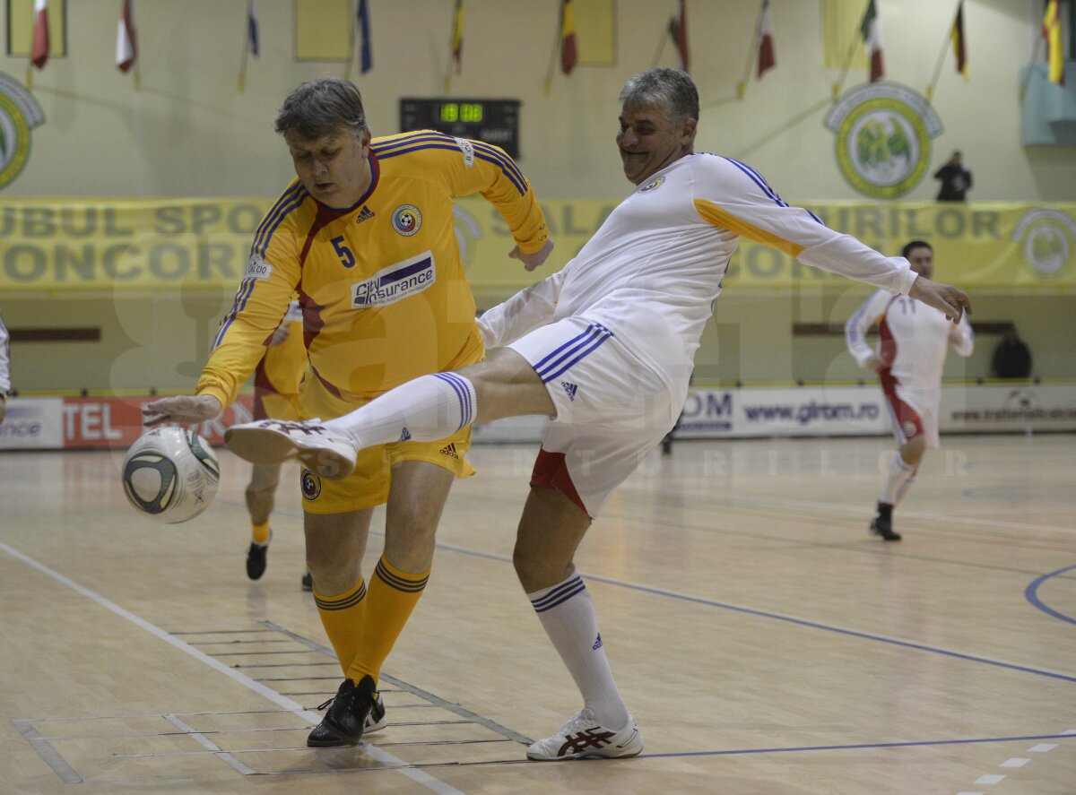 FOTO Italia - România la old-boys, transformat în ... "Galbeni" contra "Albi"! Doar un campion mondial prezent la joc