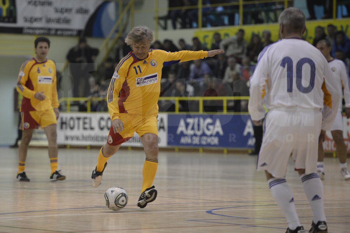 FOTO Italia - România la old-boys, transformat în ... "Galbeni" contra "Albi"! Doar un campion mondial prezent la joc