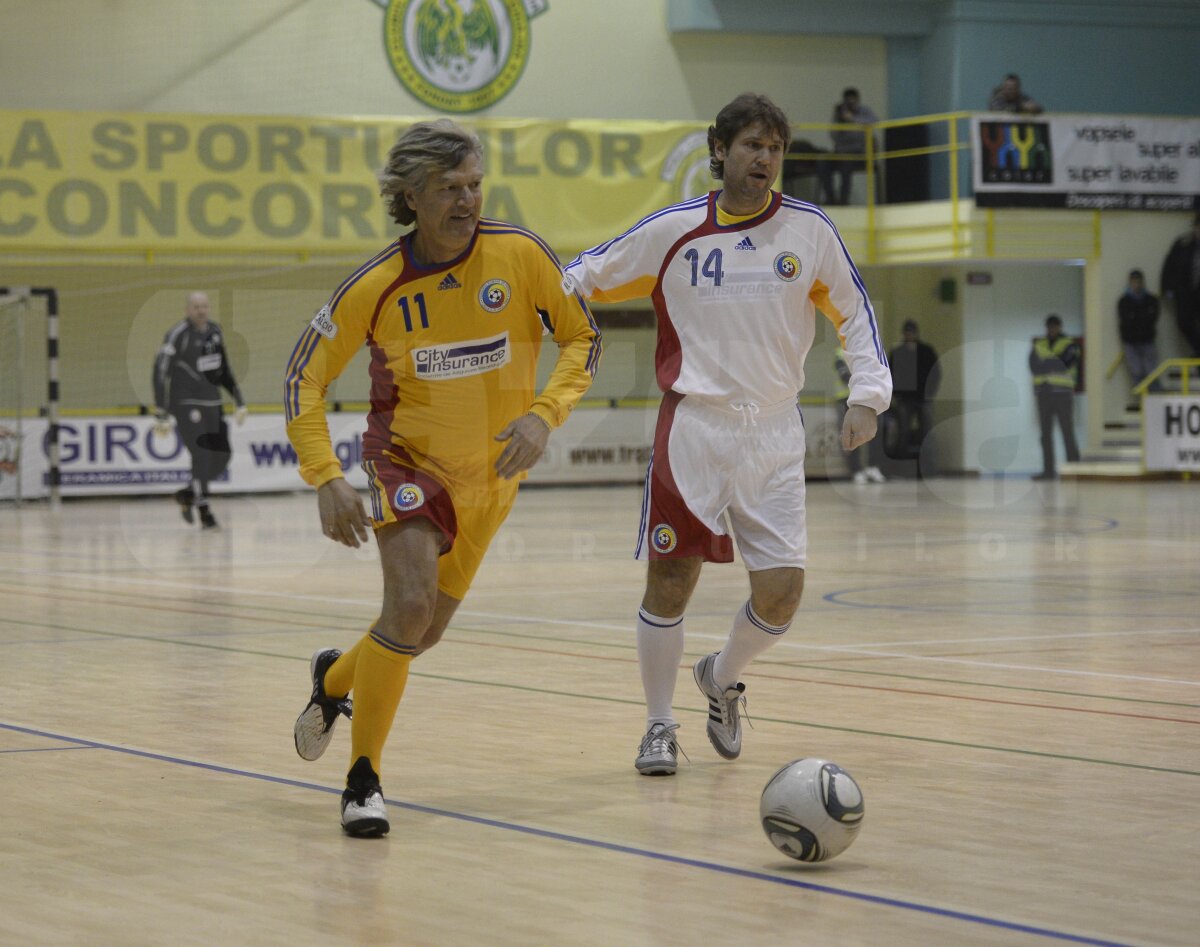 FOTO Italia - România la old-boys, transformat în ... "Galbeni" contra "Albi"! Doar un campion mondial prezent la joc