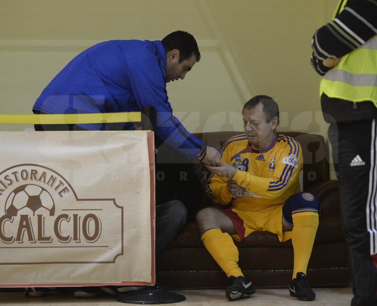 FOTO Italia - România la old-boys, transformat în ... "Galbeni" contra "Albi"! Doar un campion mondial prezent la joc