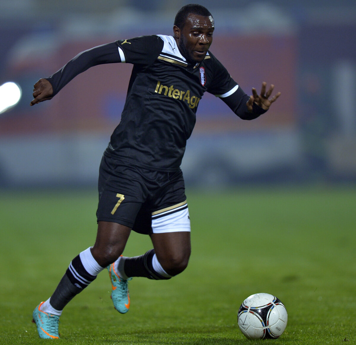 În prima lui zi ca deputat, Becali a reuşit să şocheze iar prin atitudinea rasistă: "Maximum un negru la Steaua!"