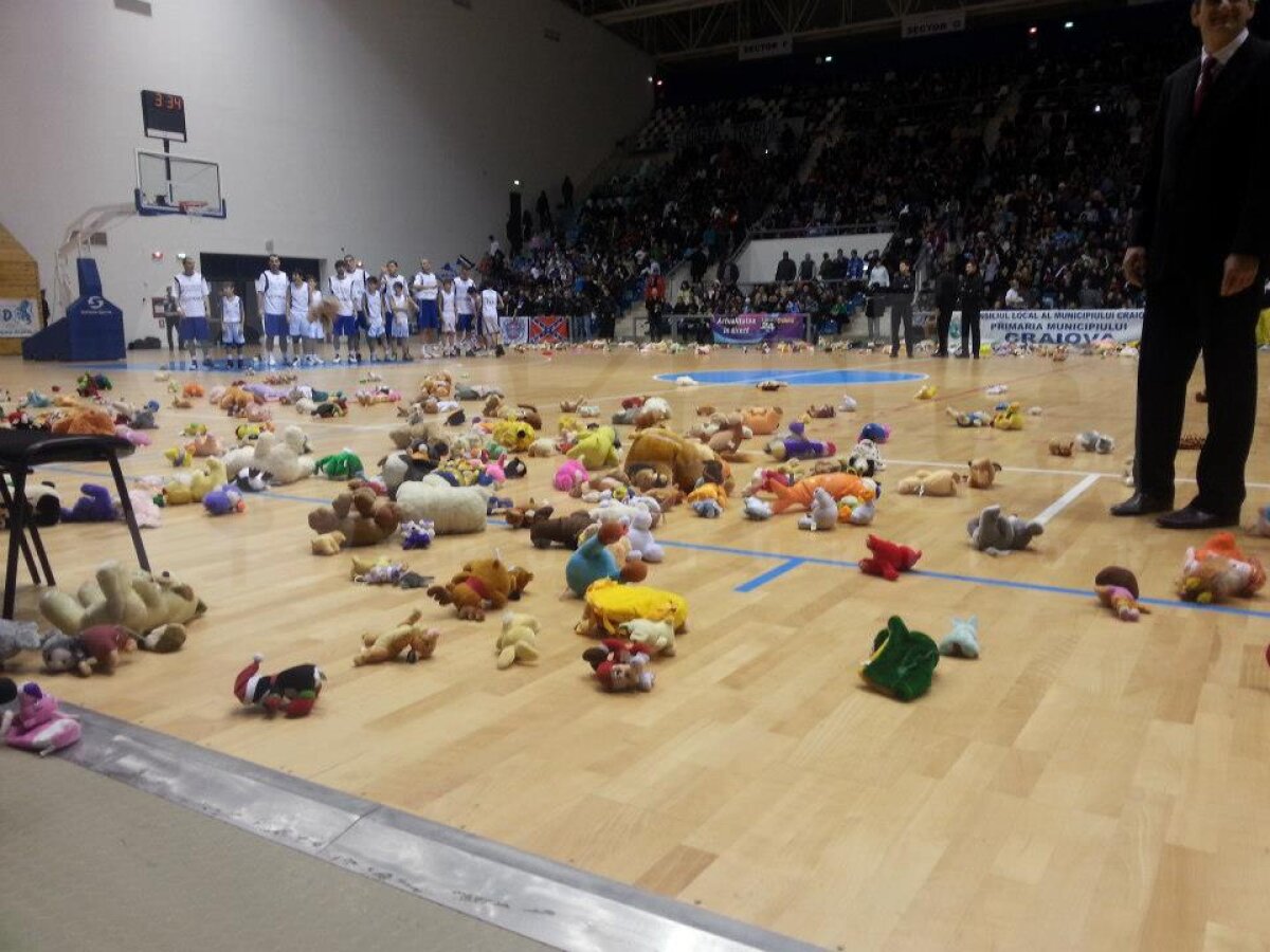 FOTO Gest superb al fanilor olteni » Au aruncat din tribune 2.000 de ursuleţi de pluş pentru copiii cu dizabilităţi