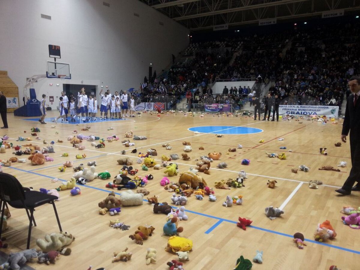 FOTO Gest superb al fanilor olteni » Au aruncat din tribune 2.000 de ursuleţi de pluş pentru copiii cu dizabilităţi
