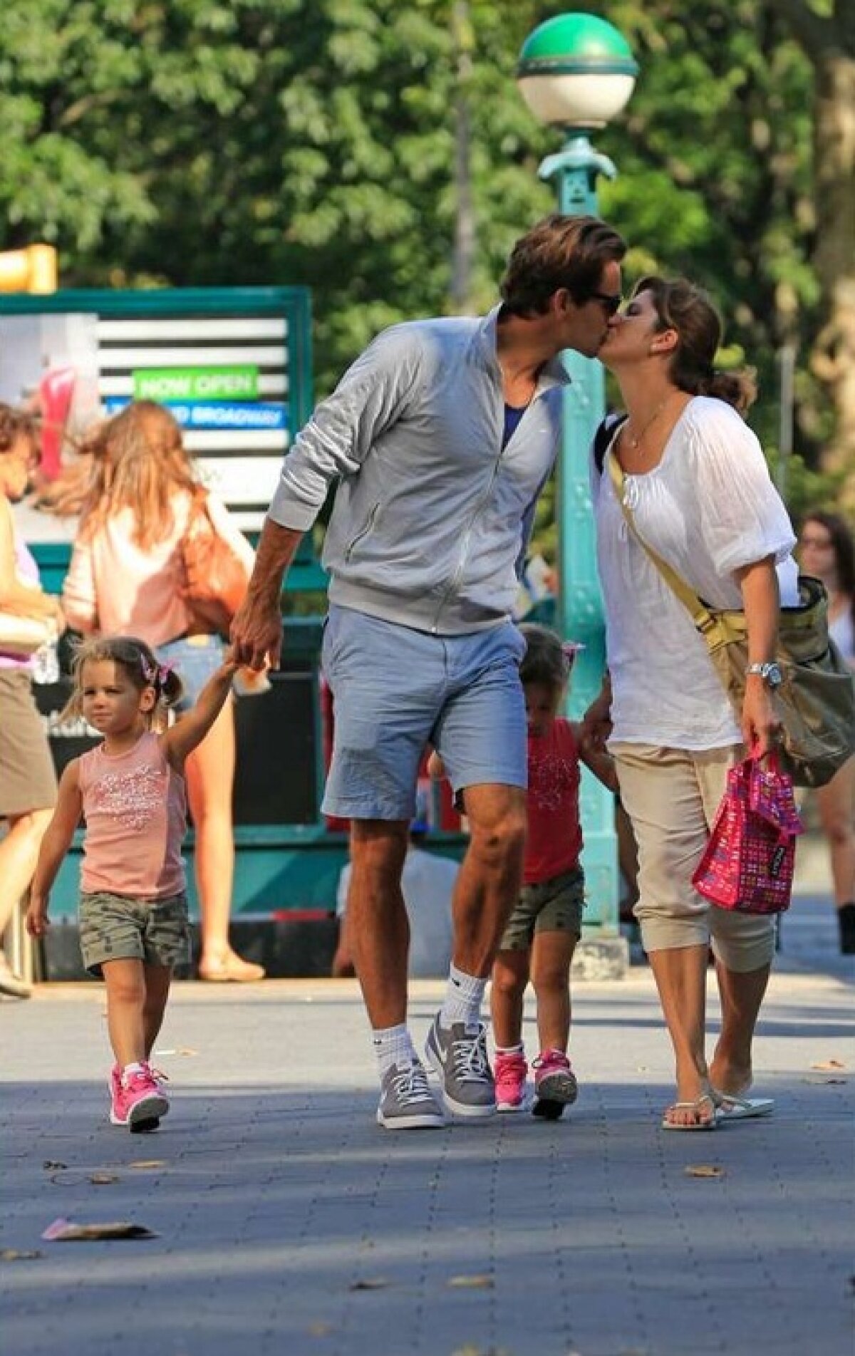 Acasă doar în Elveţia » Poveştile lui Federer despre Crăciun, brad şi colindătorii din ţara sa