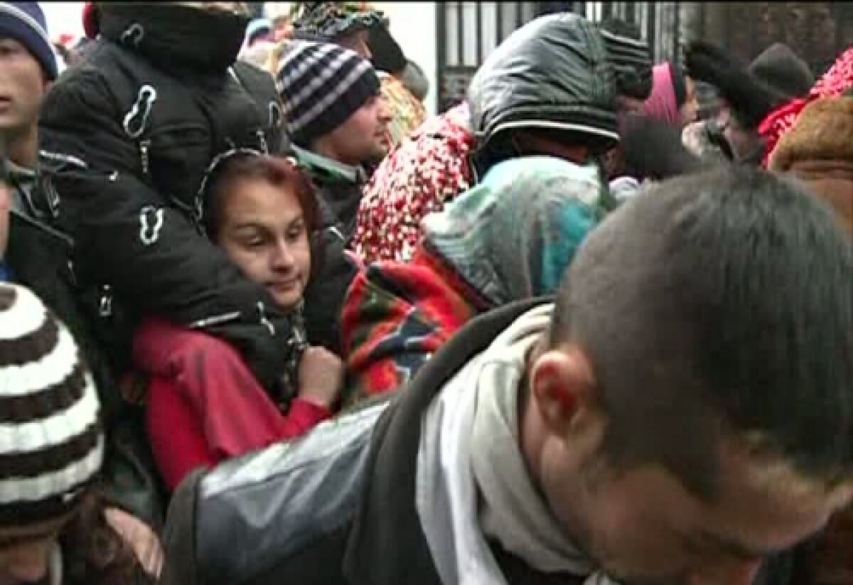 Sute de oameni se calcă în picioare la poarta lui Gigi Becali: "Vin la cerşit, nu la colindat"