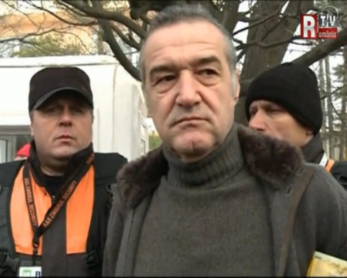 Sute de oameni se calcă în picioare la poarta lui Gigi Becali: "Vin la cerşit, nu la colindat"