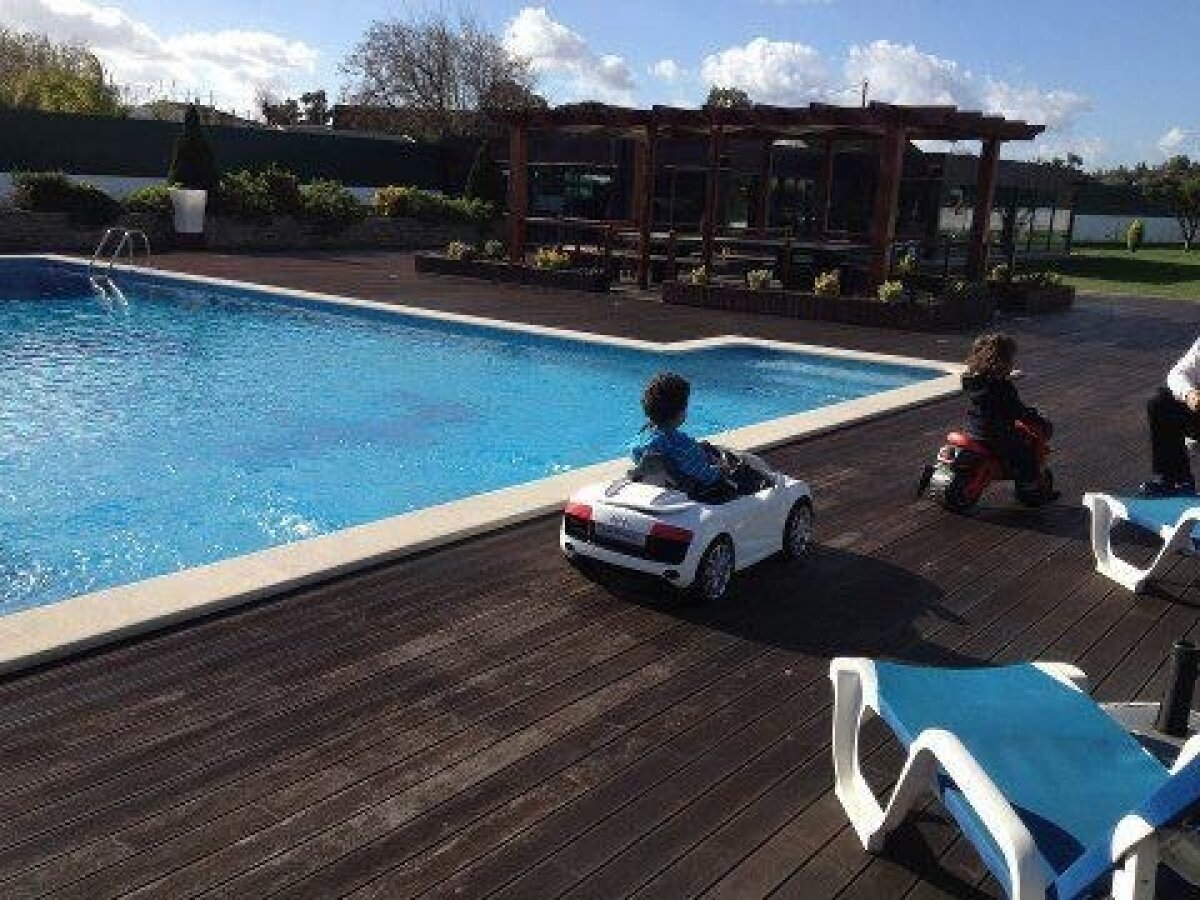 FOTO Cristiano Ronaldo junior, răsfăţat de tatăl său cu un Audi în miniatură :D