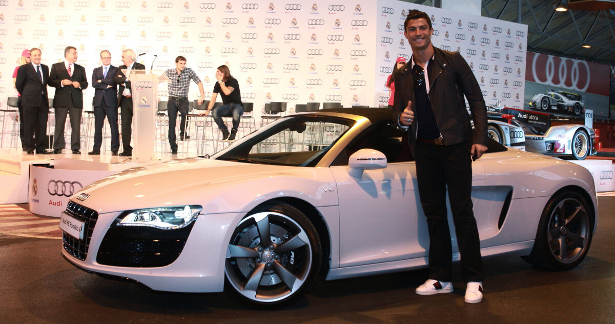 FOTO Cristiano Ronaldo junior, răsfăţat de tatăl său cu un Audi în miniatură :D