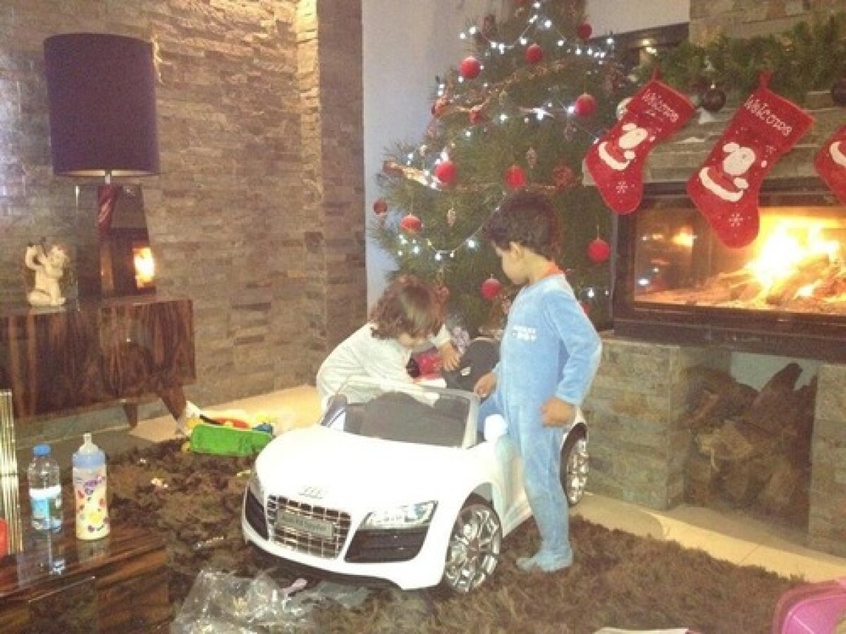 FOTO Cristiano Ronaldo junior, răsfăţat de tatăl său cu un Audi în miniatură :D