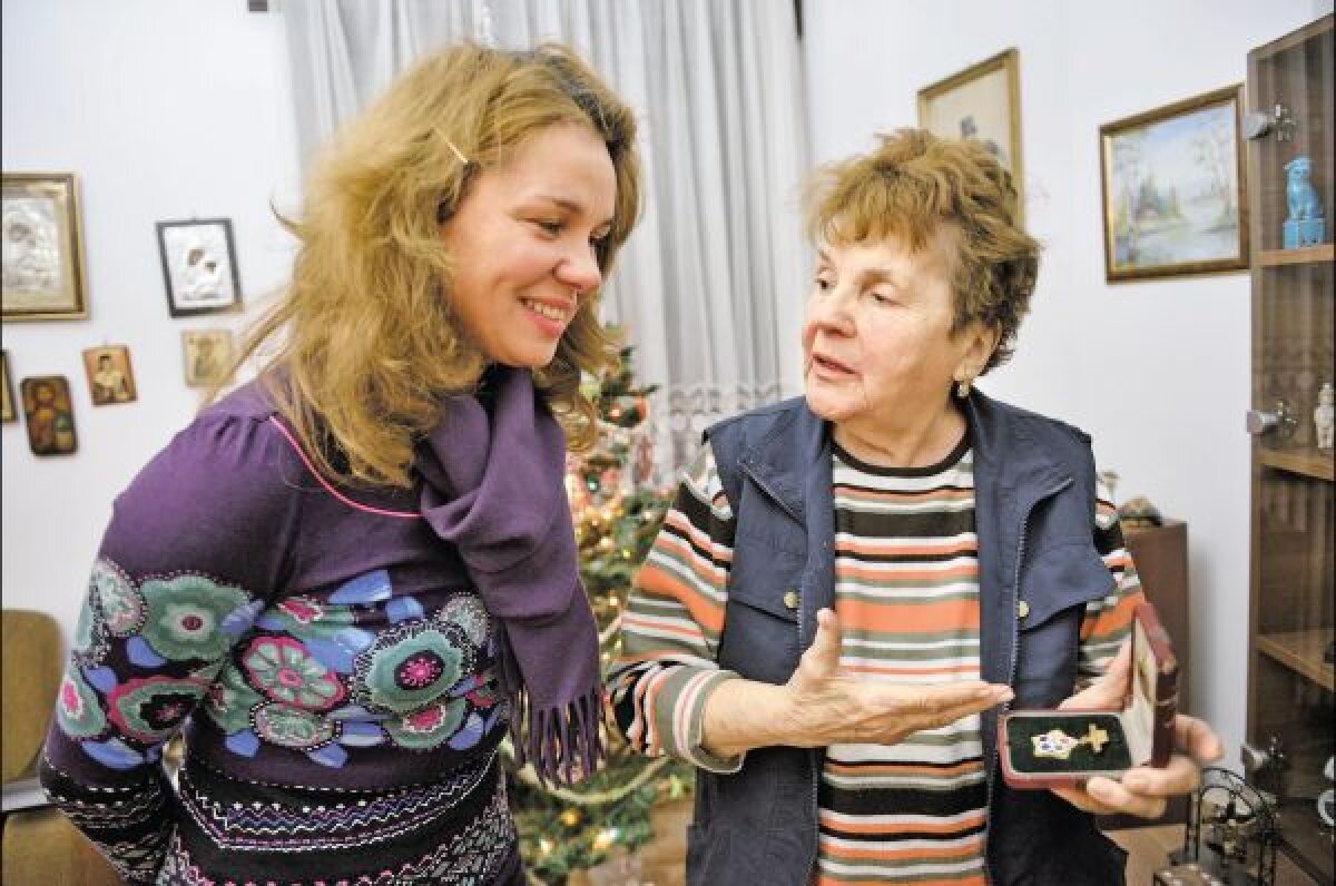 Tenis cu globuri de Crăciun » Reîntîlnire emoţionantă: Otilia Bădescu i-a oferit un cadou din partea ANST fostei sale antrenoare