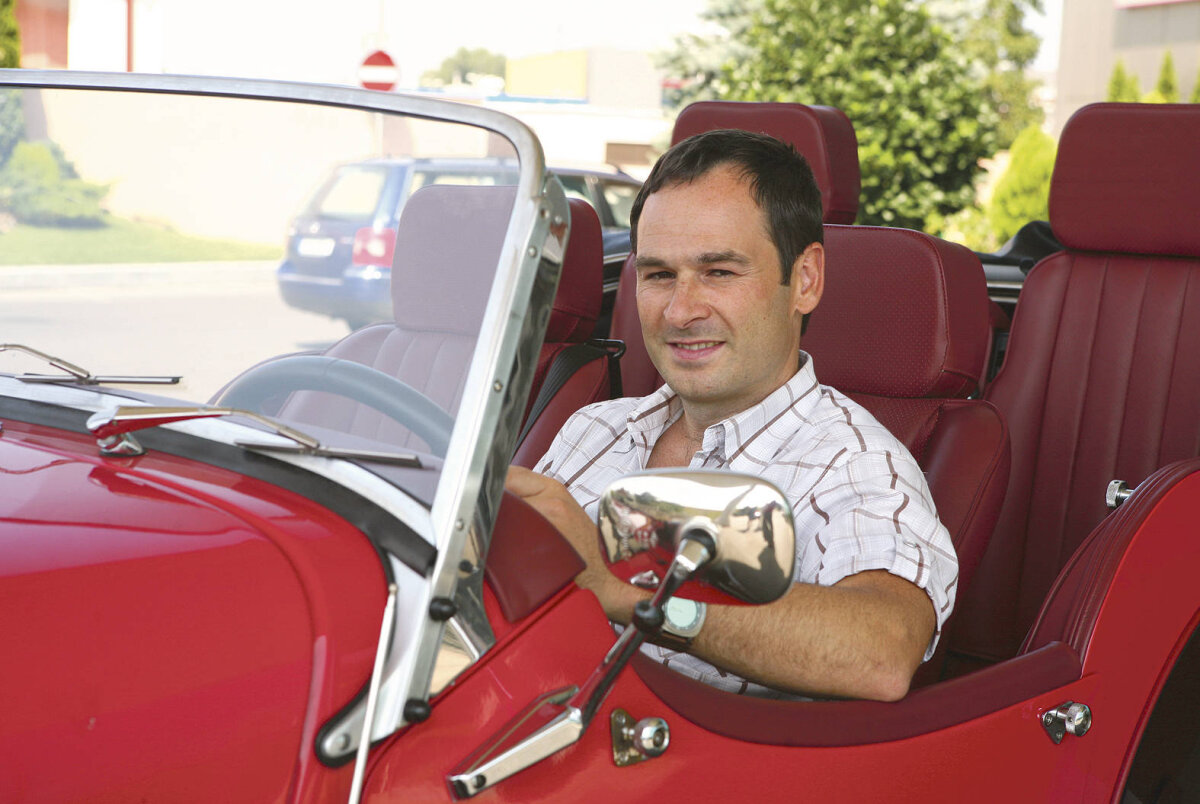 FOTO Ce bijuterie de 50.000 de euro conduce Ionuţ Negoiţă