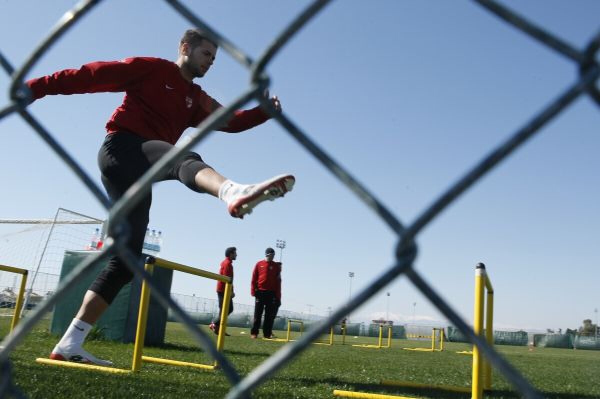 EXCLUSIV Încă un fotbalist plin de calităţi e la un pas să rămînă doar de domeniul arhivelor sportive: "De 6 luni n-am fost în club, nu mai ies nici la cafea!"