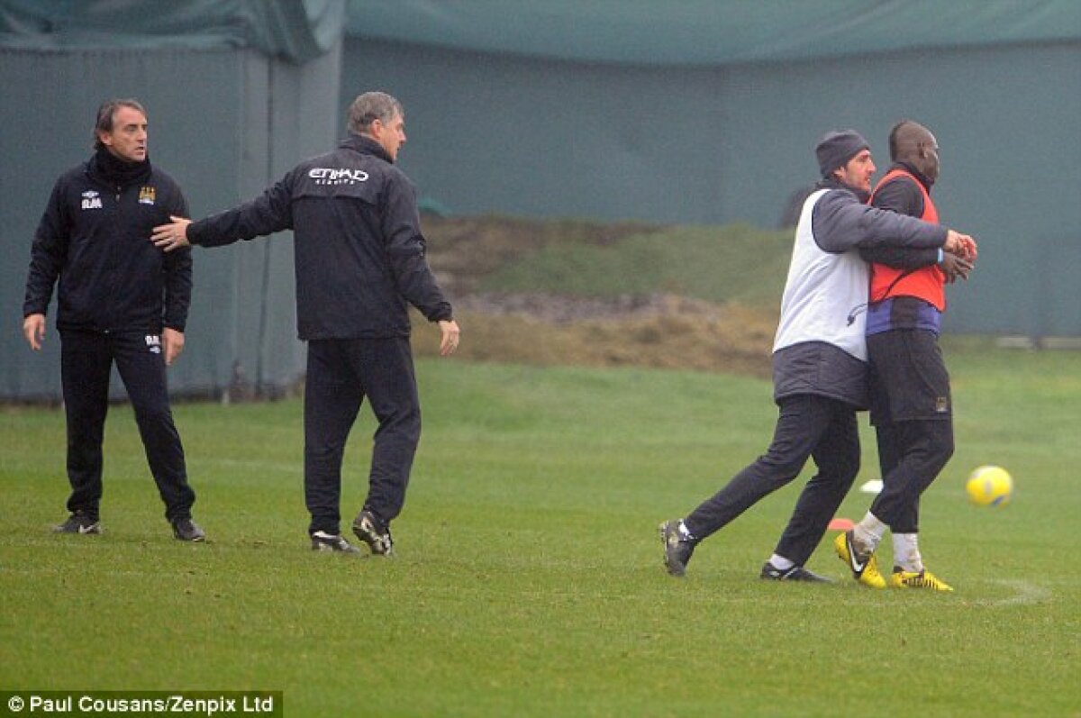 FOTO Bătaie la City! » Managerul Mancini a sărit la gîtul lui Balotelli