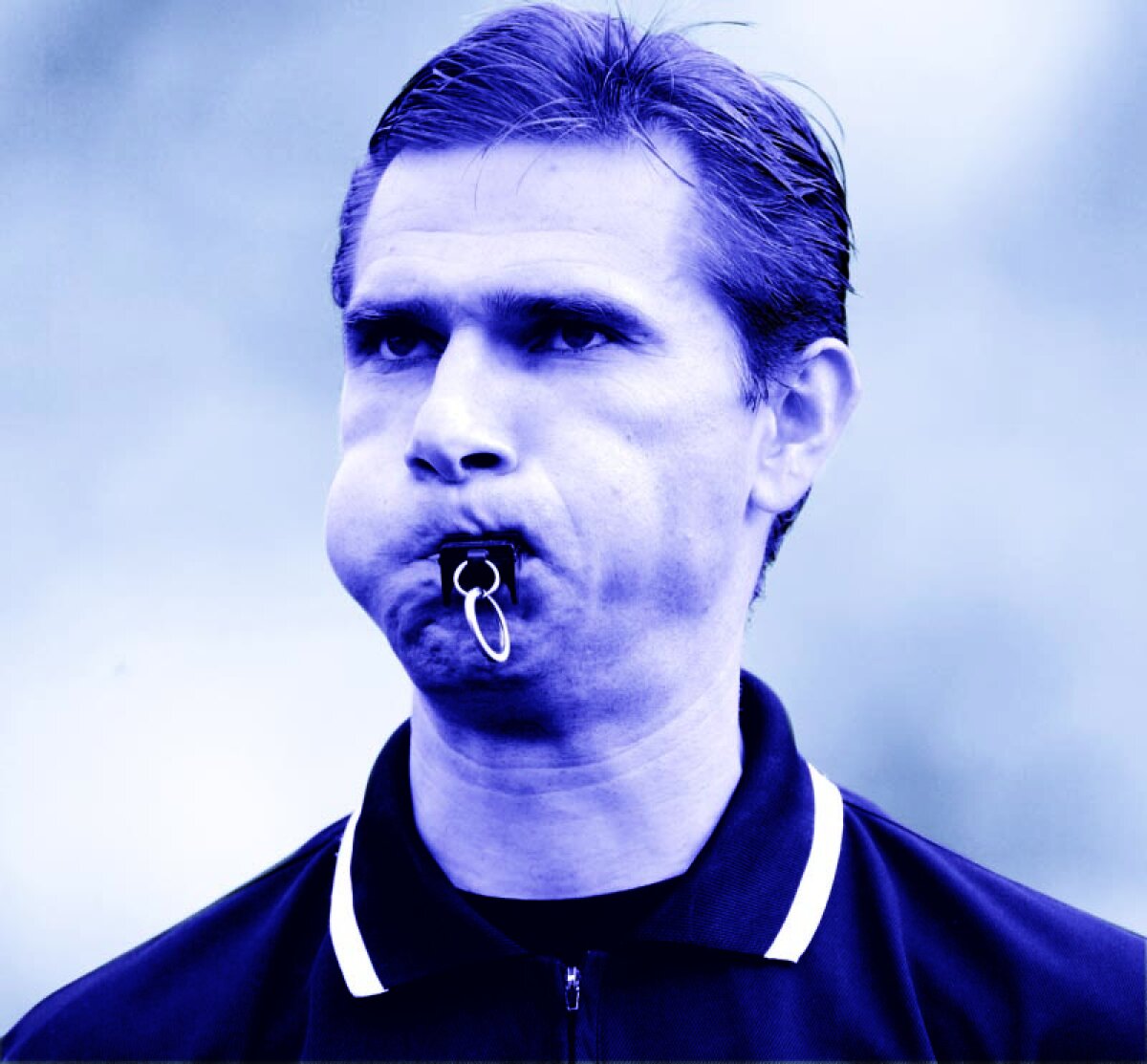 Cum a ajuns fluierul în fotbal » Ce foloseau arbitrii pentru a "indica" faulturile înainte de existenţa lui