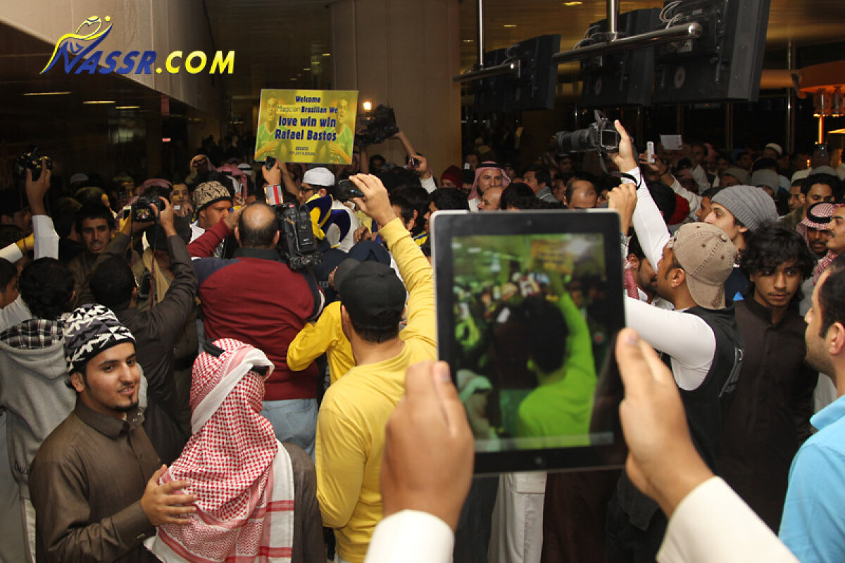 FOTO Bastos a făcut ravagii la sosirea în Riad » Fanii lui Al Nassr s-au călcat în picioare la aeroport