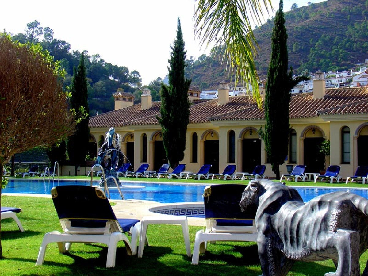 FOTO Fortăreaţă anti-Ajax » Roş-albaştrii au preferat liniştea în locul luxului în cantonamentul din Spania