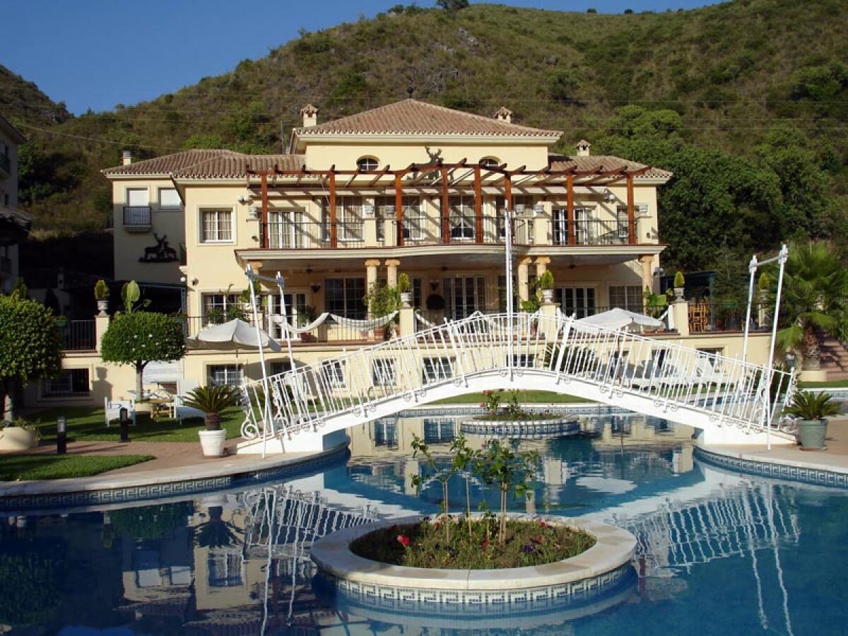 FOTO Fortăreaţă anti-Ajax » Roş-albaştrii au preferat liniştea în locul luxului în cantonamentul din Spania