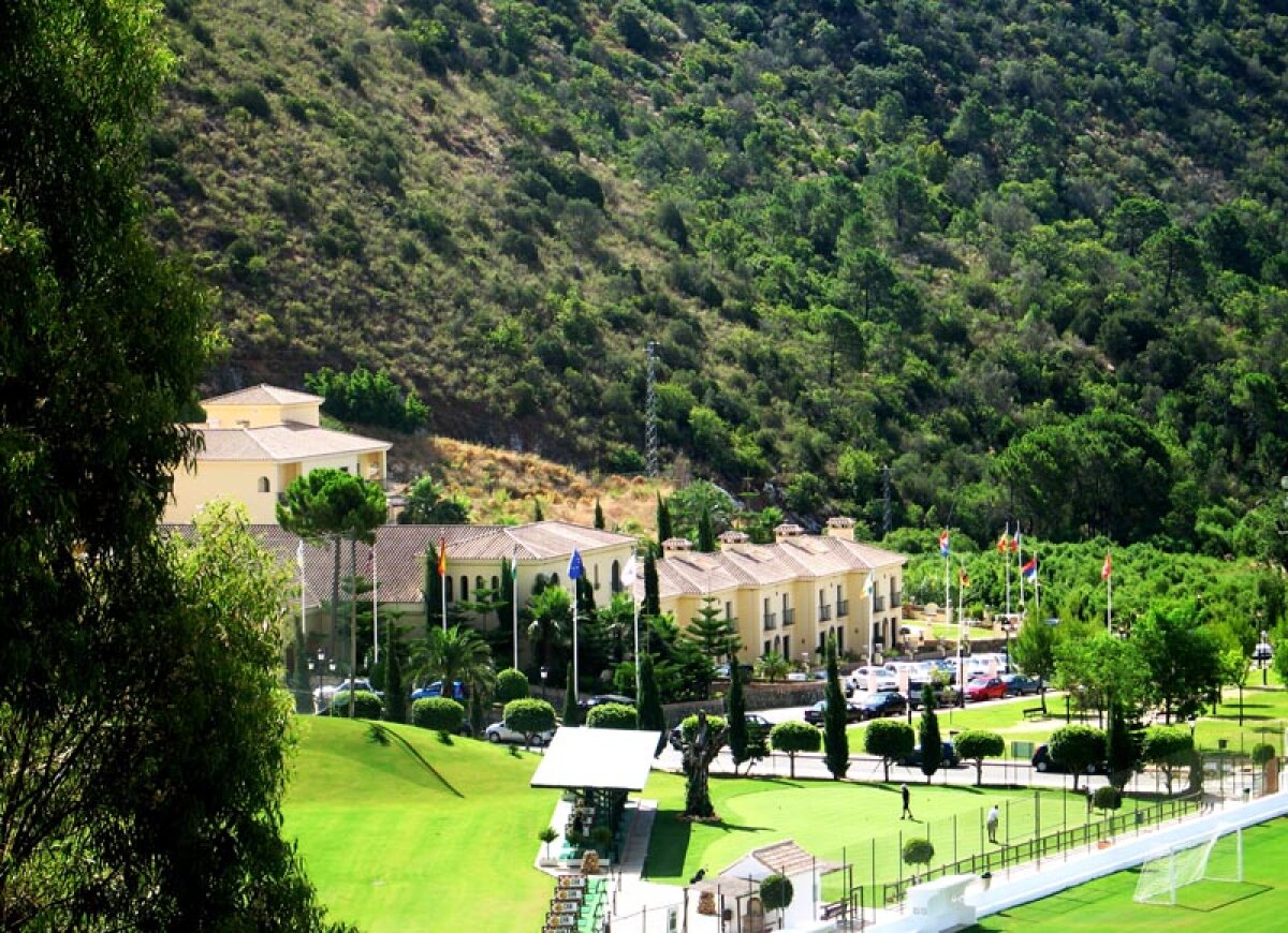 FOTO Fortăreaţă anti-Ajax » Roş-albaştrii au preferat liniştea în locul luxului în cantonamentul din Spania