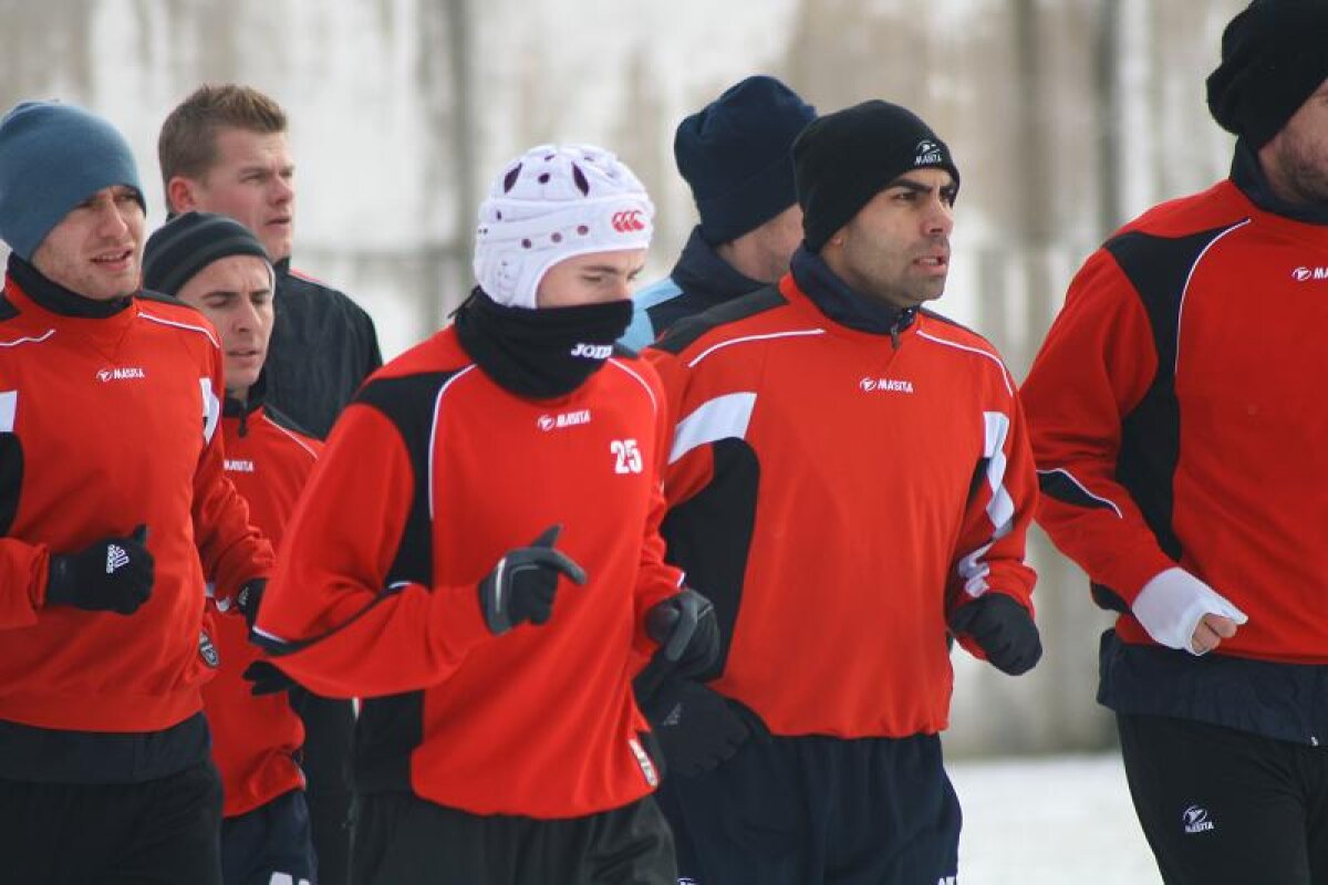FOTO Jucătorii Oţelului, asaltaţi de fani la reunire! Lotul complet şi noutăţile lui Tănase
