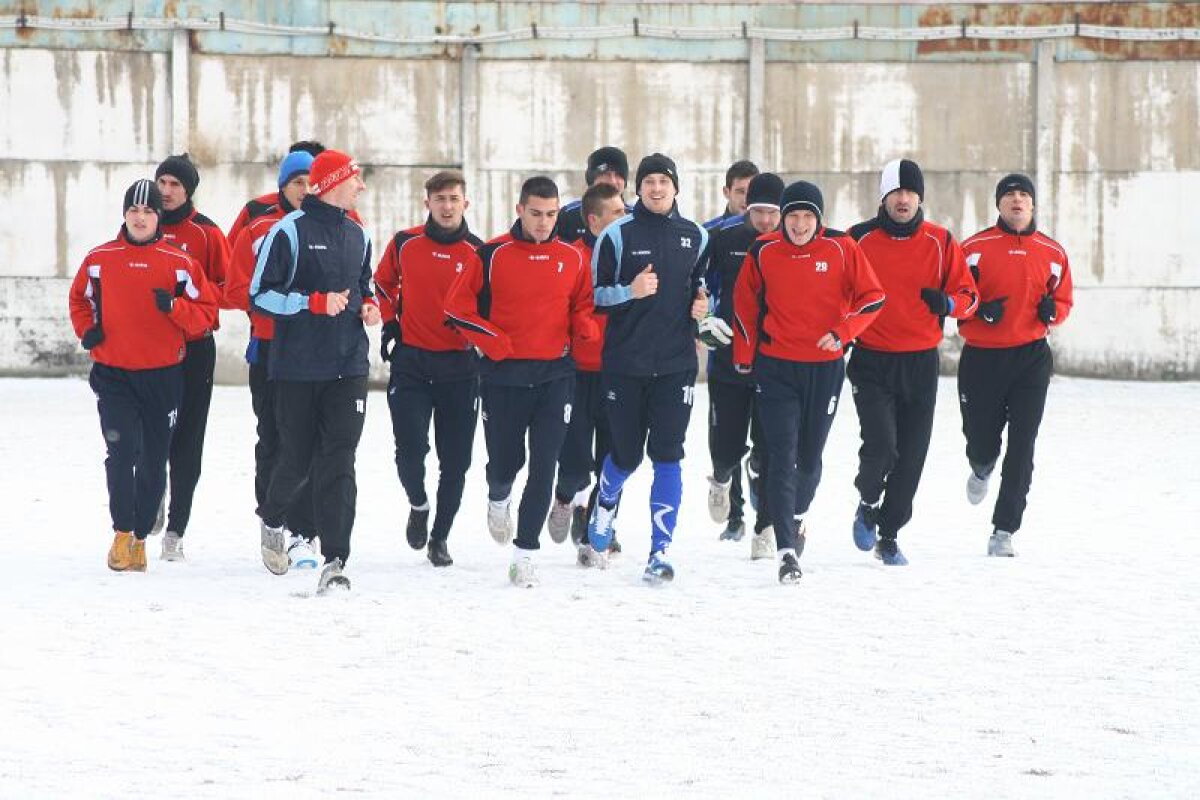 FOTO Jucătorii Oţelului, asaltaţi de fani la reunire! Lotul complet şi noutăţile lui Tănase