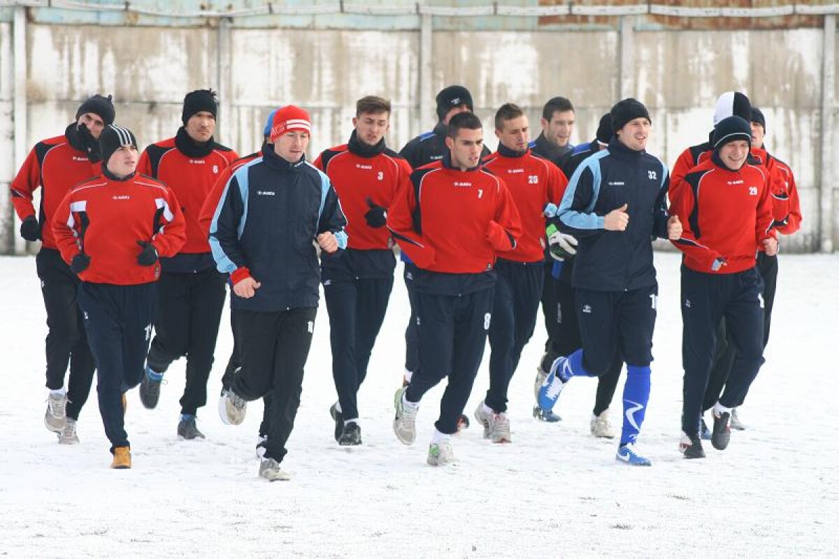FOTO Jucătorii Oţelului, asaltaţi de fani la reunire! Lotul complet şi noutăţile lui Tănase