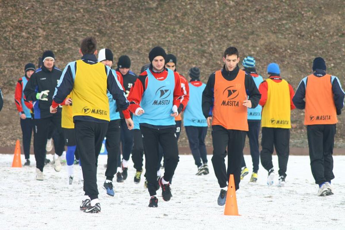 FOTO Jucătorii Oţelului, asaltaţi de fani la reunire! Lotul complet şi noutăţile lui Tănase