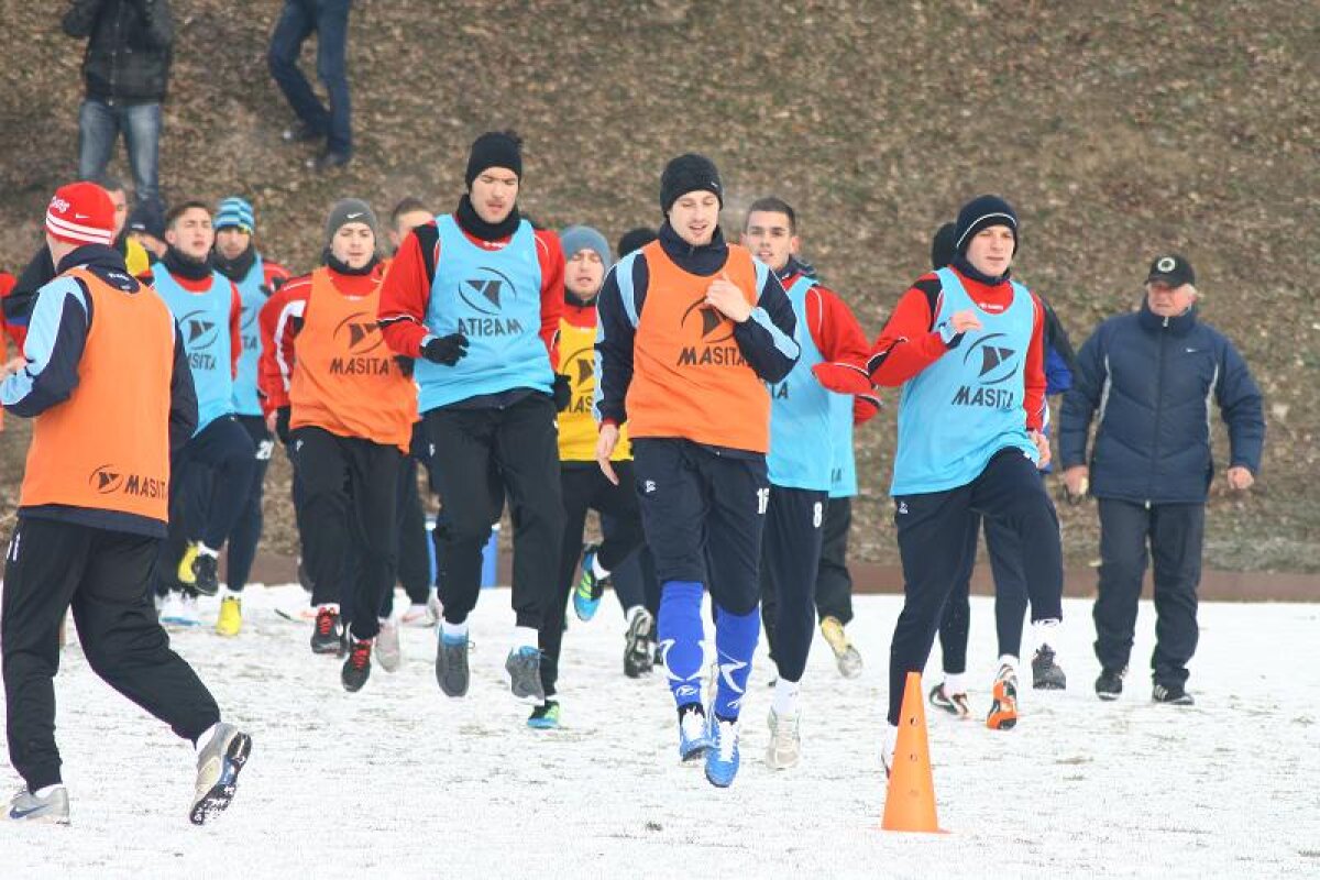FOTO Jucătorii Oţelului, asaltaţi de fani la reunire! Lotul complet şi noutăţile lui Tănase