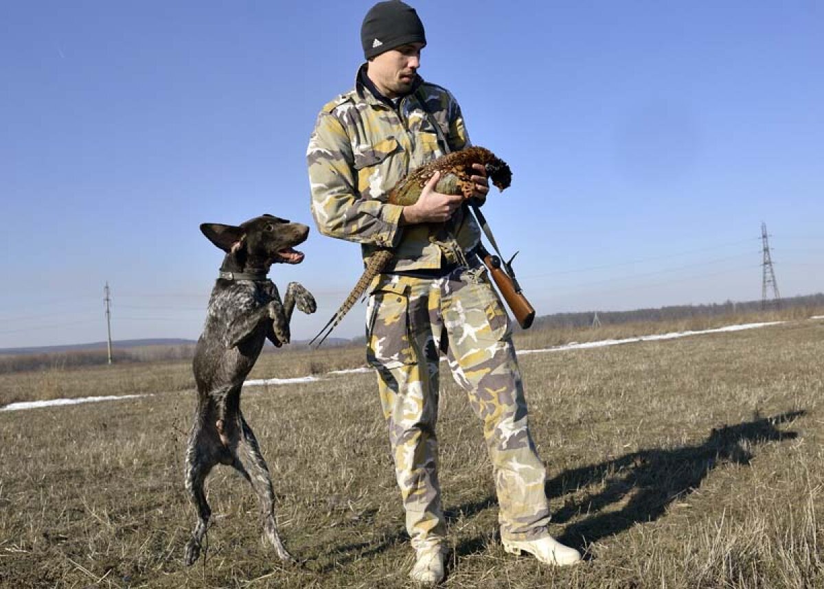 FOTO Găman ia la ţintă un fazan! » Stoperul Astrei a ieşit la o partidă de vînătoare înainte de începerea pregătirilor pentru retur