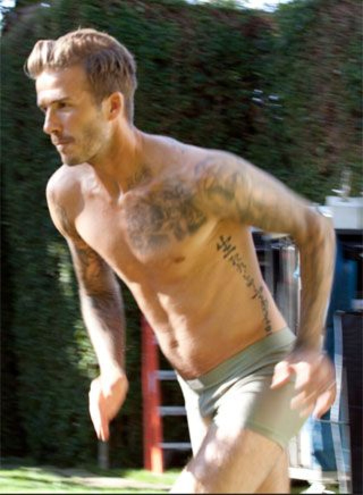 FOTO David Beckham aleargă fără haine pe străzile din Los Angeles :D