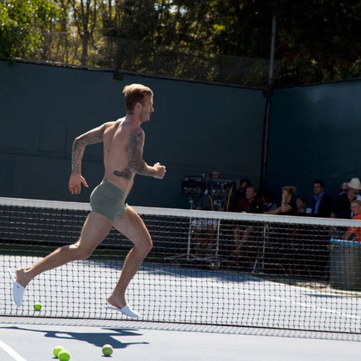 FOTO David Beckham aleargă fără haine pe străzile din Los Angeles :D