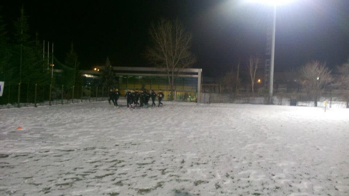 FOTO Chiar se scufundă planeta? Rui Duarte a venit la timp la reunirea Rapidului :D