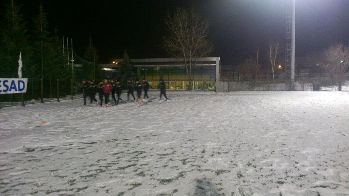 FOTO Chiar se scufundă planeta? Rui Duarte a venit la timp la reunirea Rapidului :D