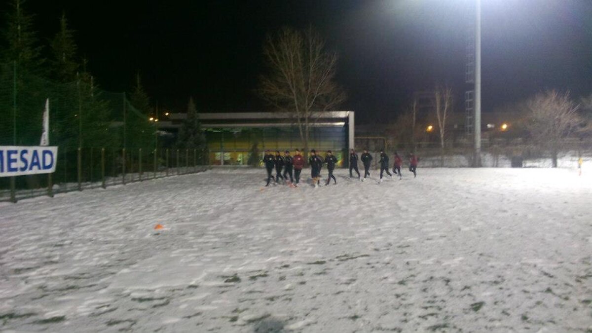 FOTO Chiar se scufundă planeta? Rui Duarte a venit la timp la reunirea Rapidului :D