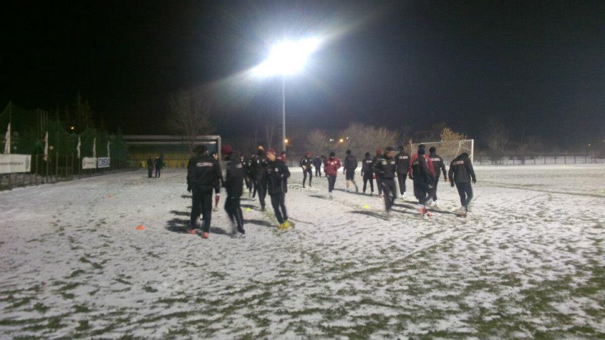FOTO Chiar se scufundă planeta? Rui Duarte a venit la timp la reunirea Rapidului :D