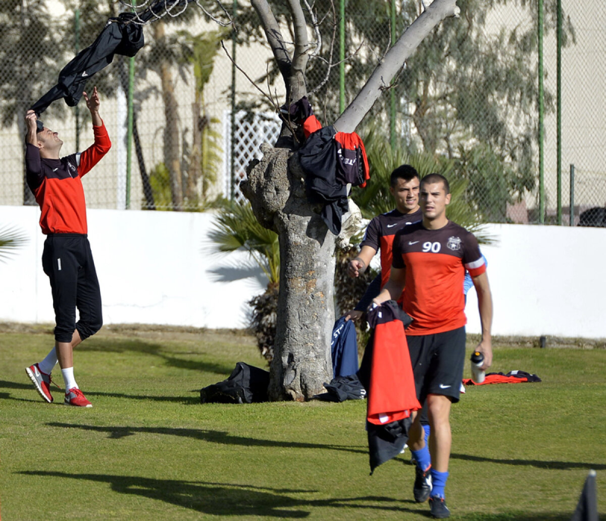 FOTO Barza şi elasticul » Debut de cantonament cu zîmbetul pe buze pentru stelişti