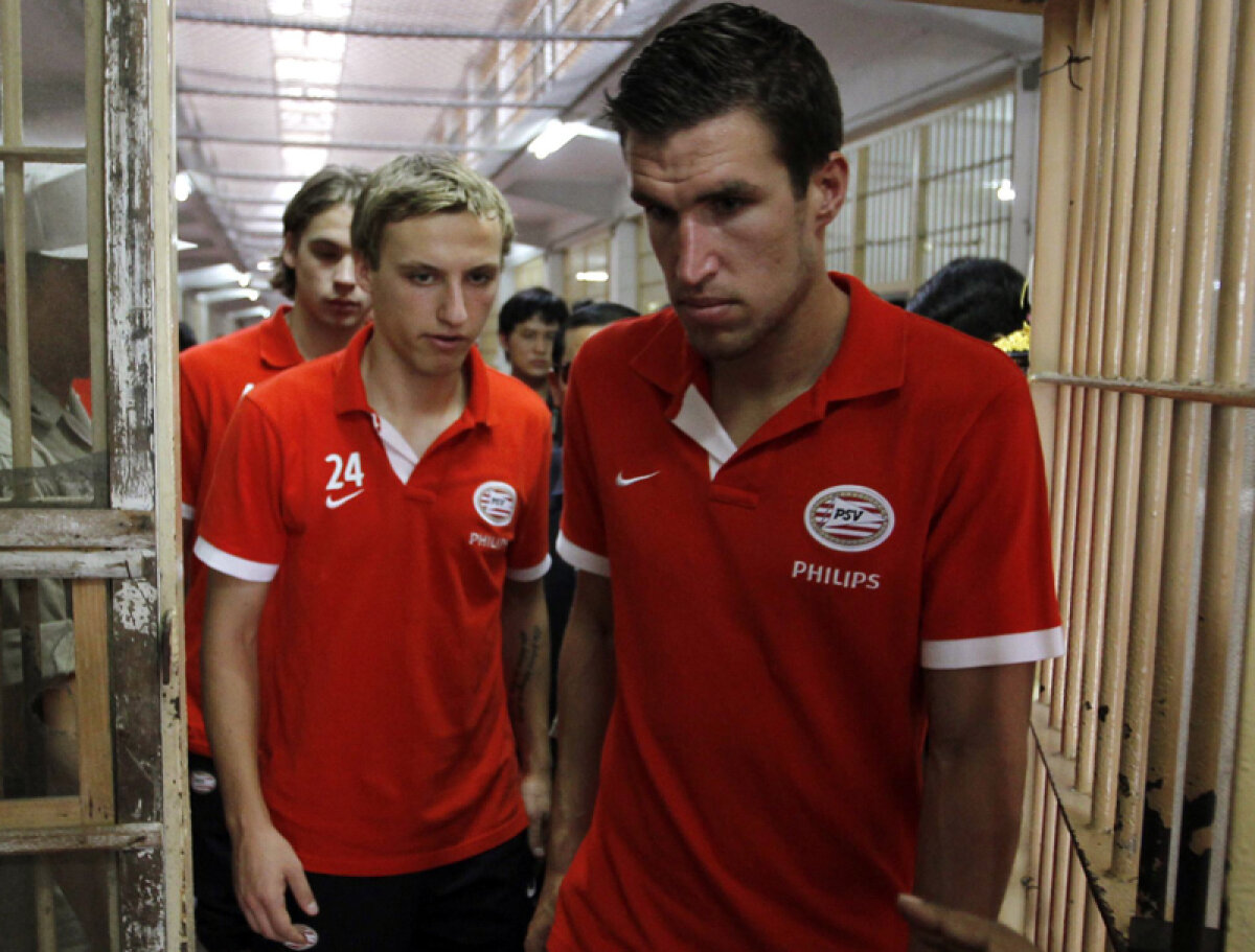 Foarfecă după gratii » Jucătorii lui PSV au vizitat cea mai mare închisoare din Thailanda