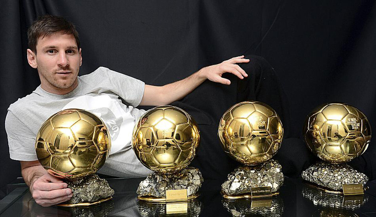 Messi, Ballon d'Or şi D&G » "Puricele" s-a pozat cu cele 4 Baloane şi cu designerii smokingului plin de buline