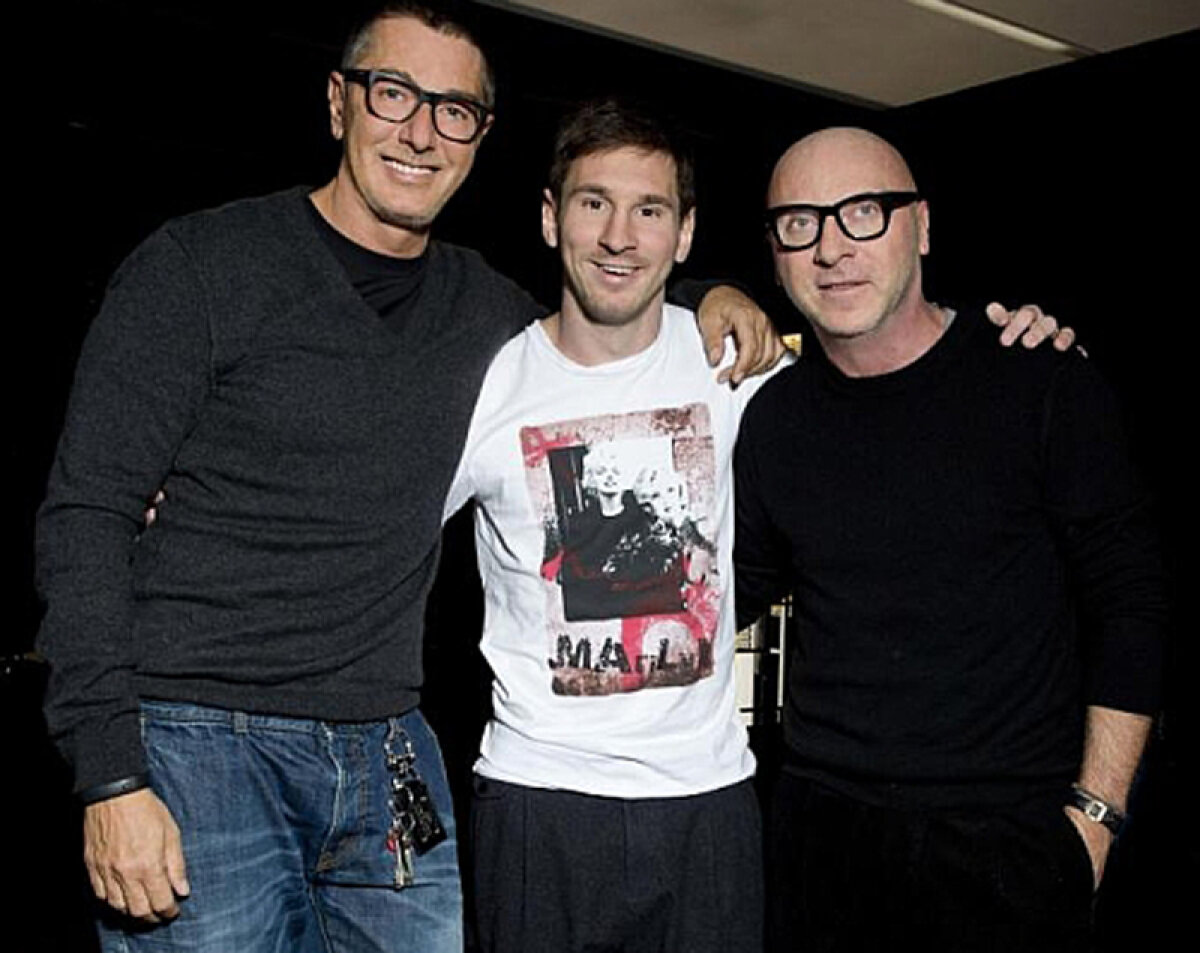 Messi, Ballon d'Or şi D&G » "Puricele" s-a pozat cu cele 4 Baloane şi cu designerii smokingului plin de buline