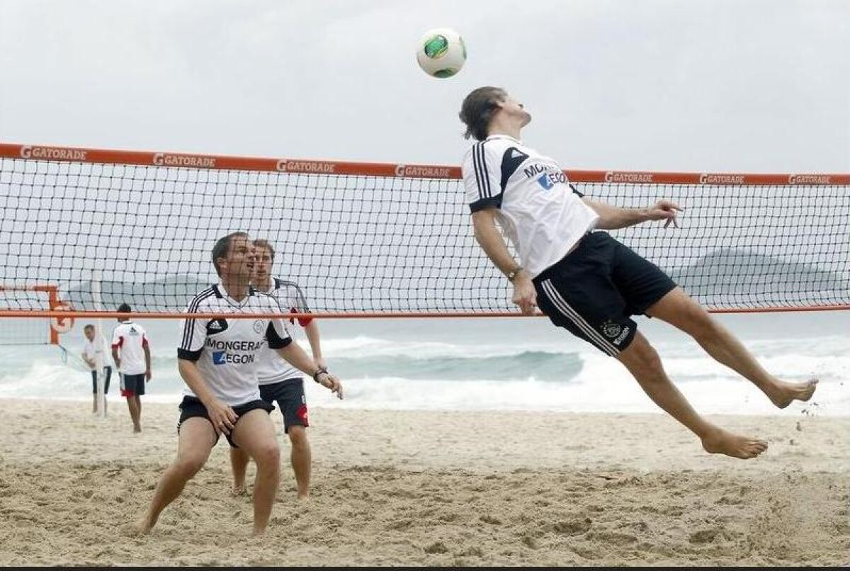 FOTO Van der Sar reîncărcat » Surpriza lui De Boer la Ajax: directorul de marketing e în mare formă! :)