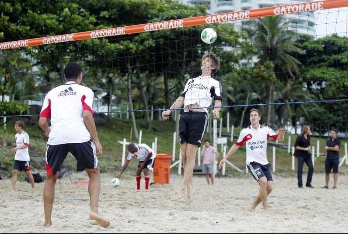 FOTO Van der Sar reîncărcat » Surpriza lui De Boer la Ajax: directorul de marketing e în mare formă! :)