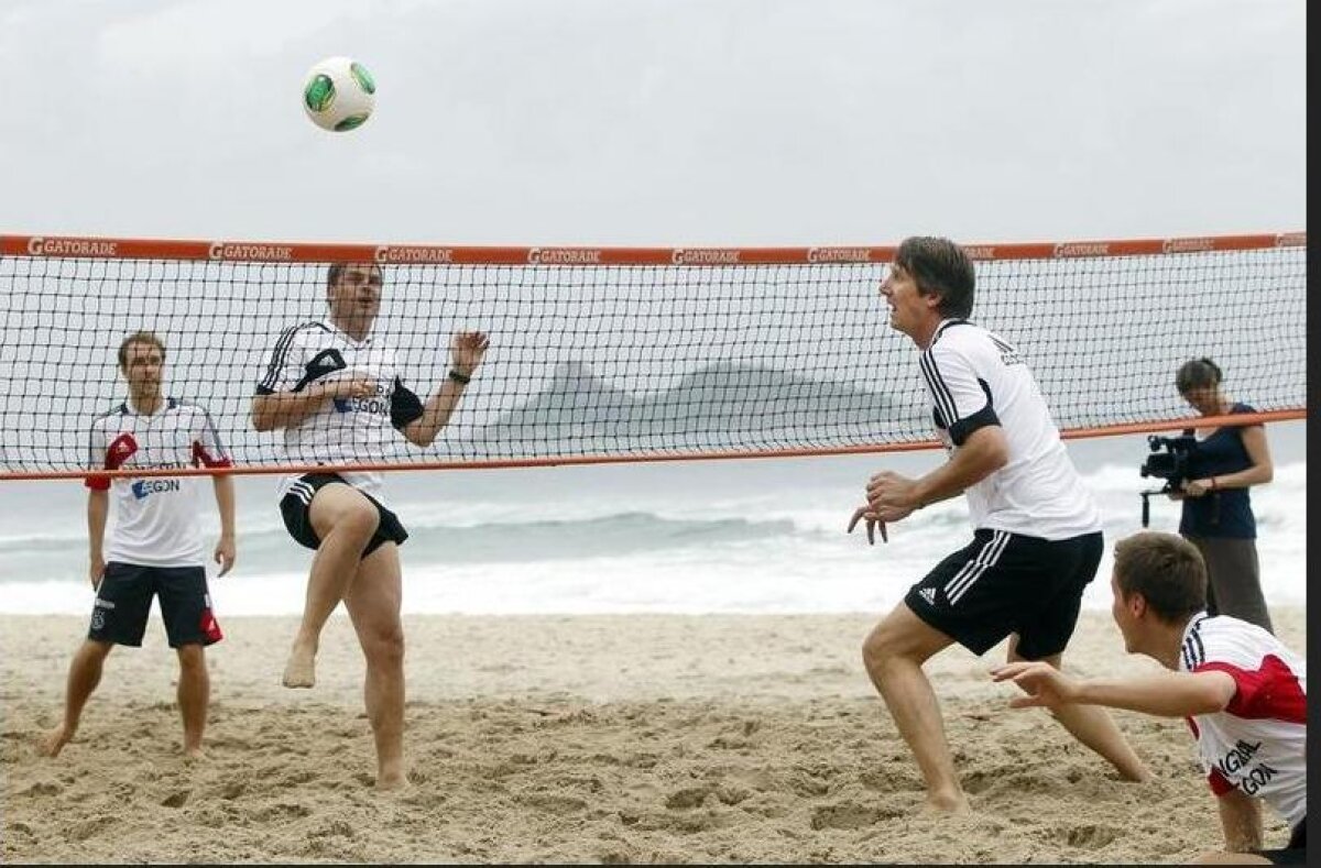 FOTO Van der Sar reîncărcat » Surpriza lui De Boer la Ajax: directorul de marketing e în mare formă! :)