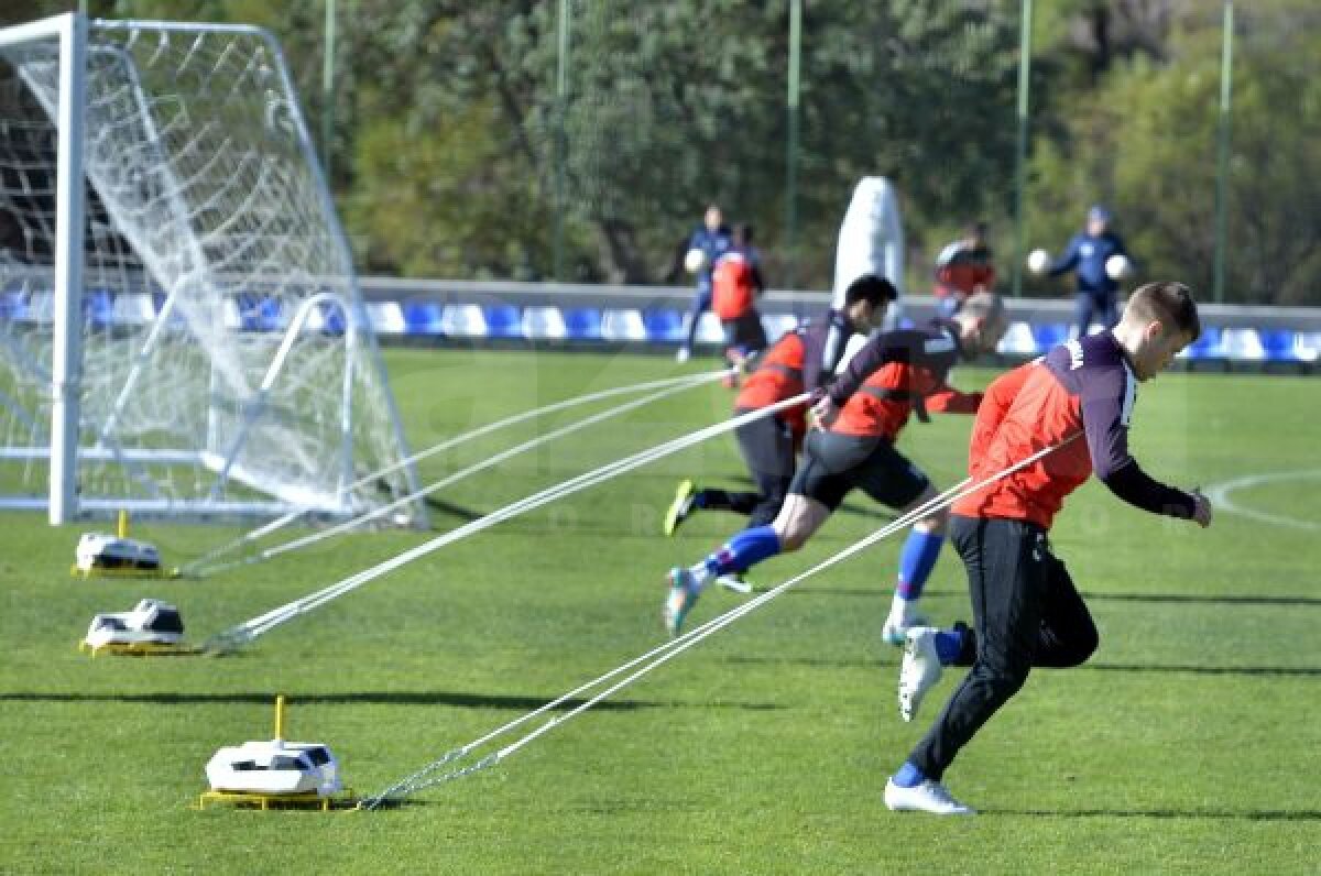 FOTO Au arat terenul » Steliştii au transpirat din greu, fiind nevoiţi să tragă o greutate de 20 de kilograme